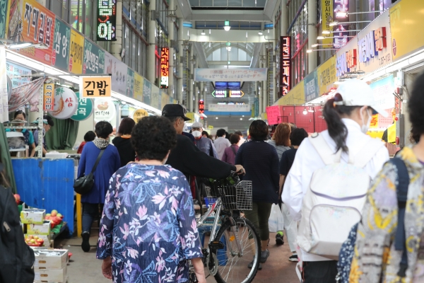 31일 대전 중구 중앙시장에서 시민들이 장을 보고 있다. (사진=연합뉴스)
