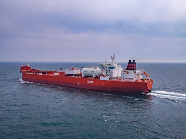 LNG, LPG를 추진연료로 사용할 수 있는 장비와 휘발성 유기화합물 복원 설비(VOC RS) 등 대우조선해양의 최신 친환경 기술이 대거 적용된 셔틀탱커의 운항 모습. (사진=대우조선해양)