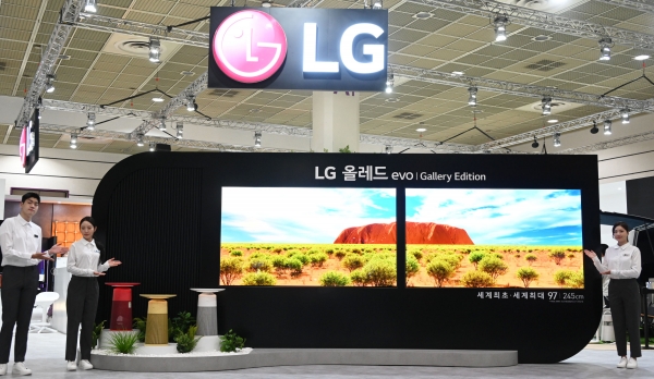 LG전자가 4일부터 나흘간 서울 삼성동 코엑스에서 열리는 KES 2022(한국전자전)에서 세계 최대 97형 OLED 에보 갤러리 에디션을 선보였다. (사진=LG전자)