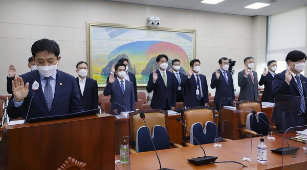 김주현 금융위원장(왼쪽)과 금융위원회 관계자들이 6일 국회에서 열린 정무위원회 국정감사에서 증인선서를 하고 있다. (사진=연합뉴스)