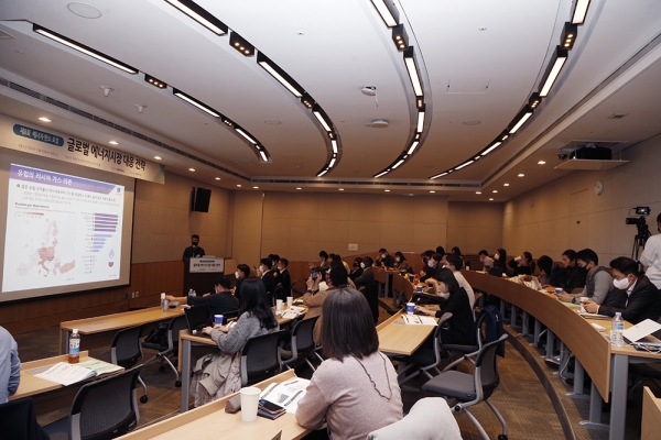 16일 '글로벌 에너지시장 대응 전략'을 주제로 서울 전경련회관 콘퍼런스센터 루비홀에서 제8회 에너지·탄소포럼이 진행되고 있다.