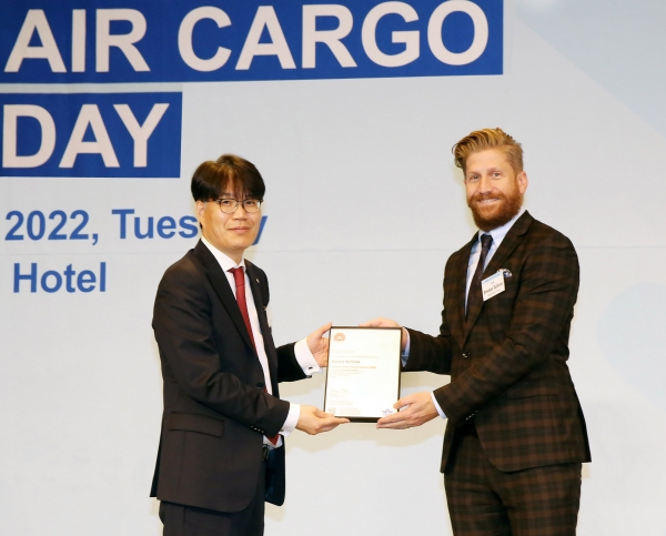 서봉원 아시아나항공 화물서비스팀장(왼쪽)과 브렌던 설리번(Brendan Sullivan) IATA 화물부문총괄(Global Head of Cargo, IATA)이 22일 서울 가든호텔에서 열린 Korea Air Cargo Day 항공운송 인증 수여식에서 기념 촬영을 하고 있다. (사진=아시아나항공)