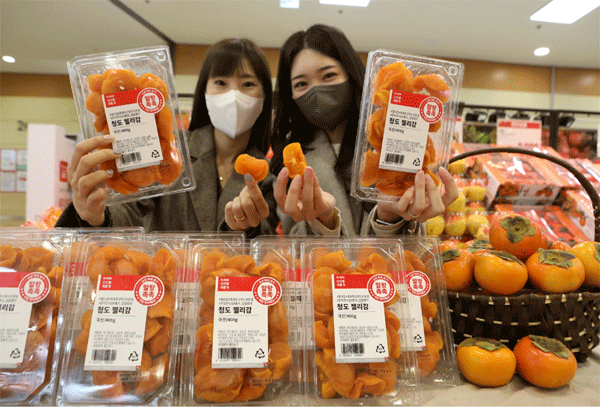 지난 24일 서울 중구 봉래동 롯데마트 서울역점 농산 코너에서 모델들이 '청도 젤리감'을 보여주고 있다. (사진=롯데마트) 