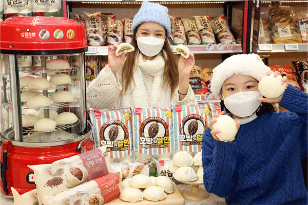 3일 오전 서울 성동구 이마트 성수점에서 모델들이 '삼립 호빵의달인 통단팥호빵' 할인행사를 알리고 있다. (사진=이마트) 