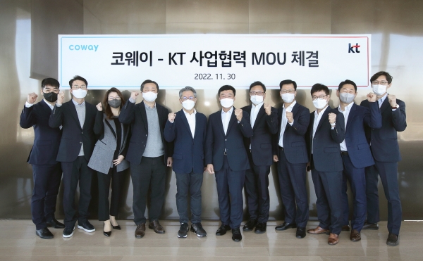 코웨이는 30일 서울 종로구 KT 광화문 사옥에서 KT와 스마트홈 시장 협력을 위한 비즈니스 파트너십을 체결했다. (사진=코웨이)