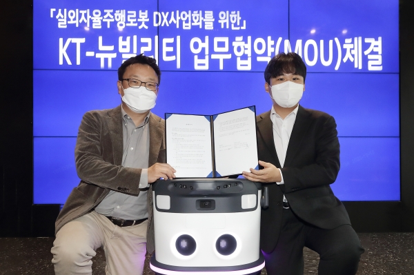 이상호 KT AI Robot사업단장(왼쪽)과 이상민 뉴빌리티 대표가 기념사진 촬영하는 모습. (사진=KT)