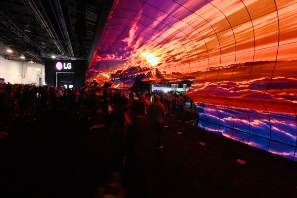 LG전자가 미국 라스베이거스에서 열린 ‘CES 2023’에서 전시관 입구에 초대형 '올레드 지평선(OLED Horizon)'을 연출해놨다. (사진=LG전자)