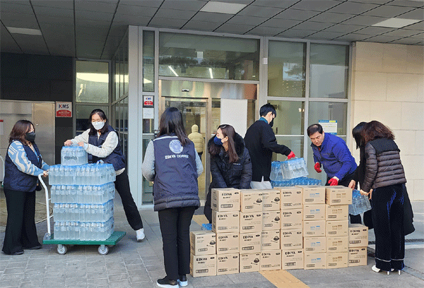 이디야커피 임직원들이 지난 20일 오전 불이 일어난 서울 강남구 개포동 구룡마을 주민에게 나눠줄 식료품을 전달하고 있다. (사진=이디야커피) 