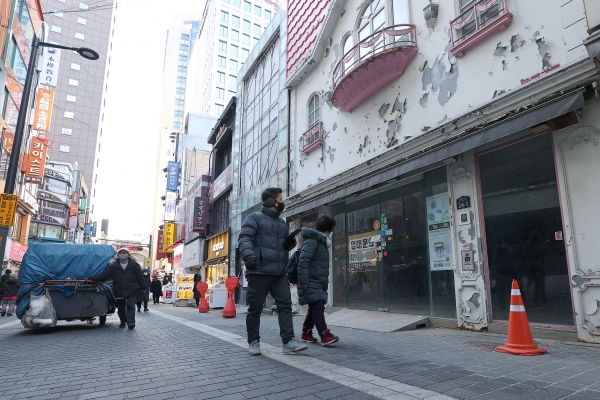 서울 명동 거리 한 상점가에 임대문의 현수막이 붙어있다. (사진=연합뉴스)