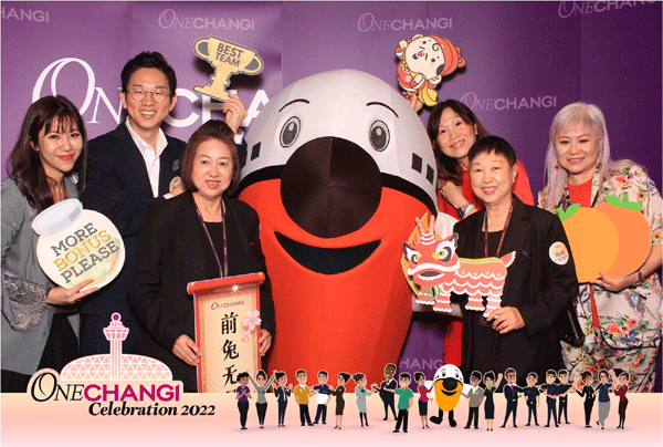 이재완 신라면세점 싱가포르 법인장(왼쪽 둘째)이 직원들과 싱가포르 창이공항그룹 주최 '2022 원 창이 앱 어워드' 금상 수상 기념사진을 찍고 있다. (사진=신라면세점)