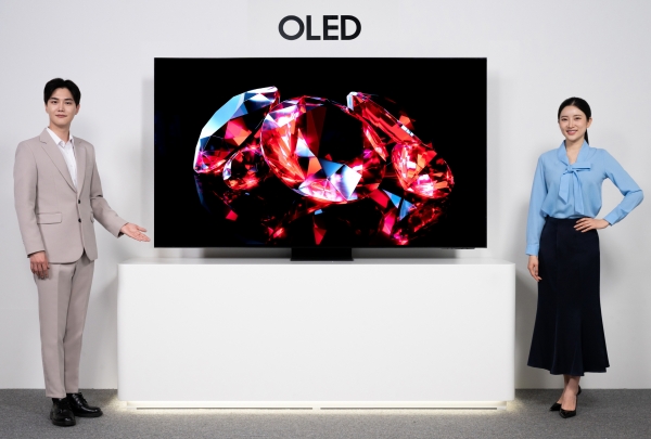 삼성전자 모델이 올해 국내 시장에 첫 선을 보이는 삼성 OLED를 소개하고 있는 모습. (사진=삼성전자)