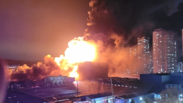 12일 오후 대전 대덕구 한국타이어 공장에서 화재가 발생해 화염이 하늘로 치솟고 있는 모습. (사진=연합뉴스)