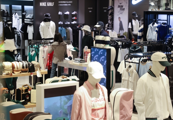 서울 시내 한 백화점에서 시민들이 쇼핑하고 있다. (사진=연합뉴스)
