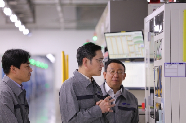 중국 텐진에 위치한 삼성전기 사업장을 점검하는 이재용 삼성전자 회장 모습. (사진=삼성전자)