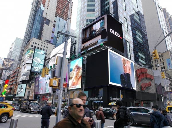 LG디스플레이가 뉴욕 타임스퀘어 전광판에 스타워즈 드라마 주인공이 등장하는 OLED TV 홍보 영상을 상영하고 있다. (사진=LG디스플레이)<br>