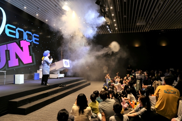지난 5일 서울 영등포구 여의도 글래드호텔에서 진행된 '사이언스 펀(Science Fun)' 공연을 즐기고 있는 임직원과 가족들.(사진= DL이앤씨)