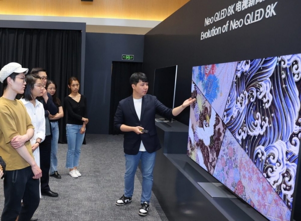 삼성전자 직원이 2023 중국 테크 세미나에서 신기술을 선보이는 모습. (사진=삼성전자)