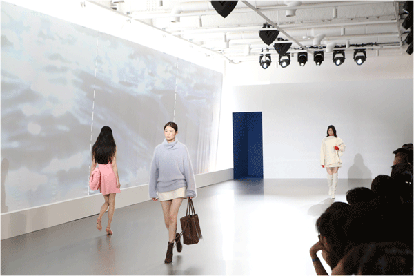 지난 6일 오후 서울 서초구 서울웨이브 아트센터에서 열린 타임 브랜드 출시 30돌 기념 패션쇼에서 모델들이 '더 타임' 라인 상품을 보여주고 있다. (사진=한섬) 