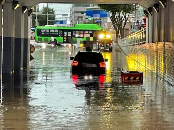 대구에 집중호우가 내린 지난 11일 오후 경북 경산시 옥산동 한 지하차도가 침수돼 차량이 물에 잠겨 있다. (사진=연합뉴스)