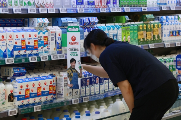 30일 서울 시내 한 대형마트에서 시민이 우유를 고르고 있다. (사진=연합뉴스)
