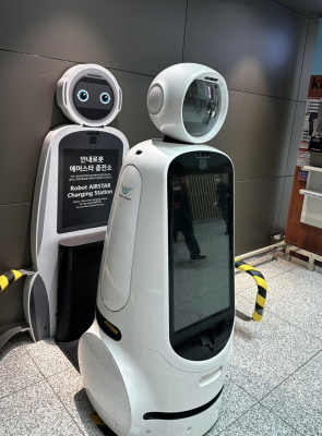 인천국제공항에 설치된 안내 로봇 '에어스타' (사진=김수현 기자)