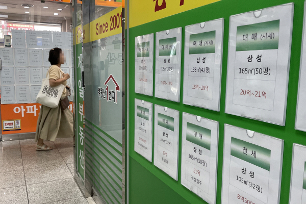 지난달 31일 서울 마포구의 한 중개업소에 붙은 아파트 매매·전세 가격 안내문. (사진=연합뉴스)