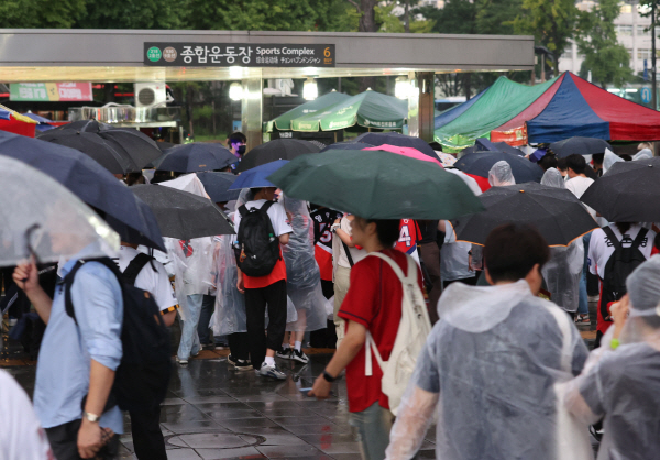 5일 오후 서울 잠실야구장 인근에서 시민들이 지하철역으로 들어가고 있다. (사진=연합뉴스)