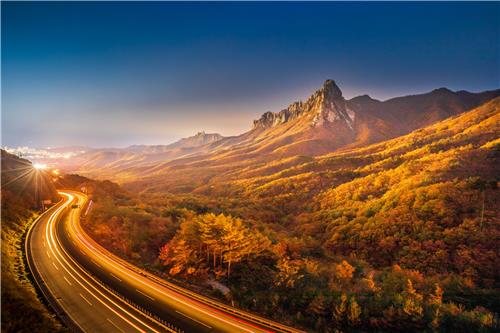 제22회 국립공원 사진 공모전 대상 수상작 '설악산 가을로 가는 길'. (사진=국립공원공단)