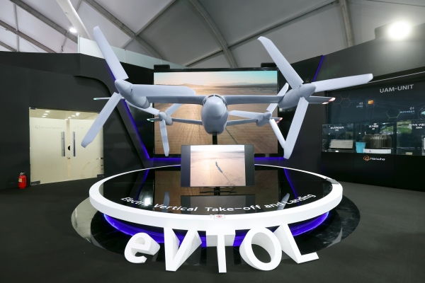 한화시스템이 'ADEX 2023'에서 전시한 미래항공모빌리티 eVTOL(전기수직이착륙기) 목업. (사진=한화시스템)
