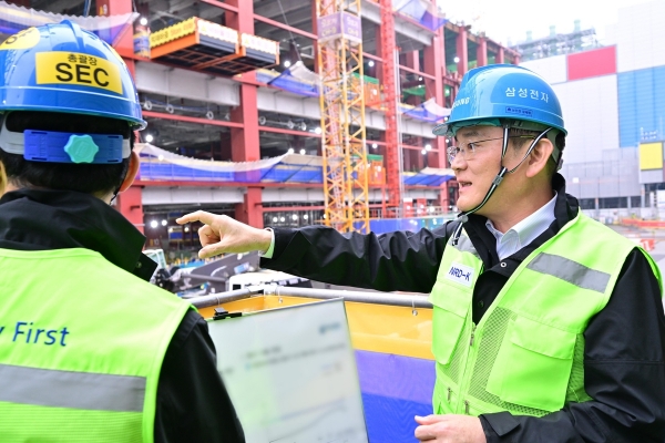9일 삼성전자 기흥캠퍼스를 찾은 이재용 회장이 차세대 반도체 R&D 단지 건설 현장을 점검하고 있다. (사진=삼성전자)