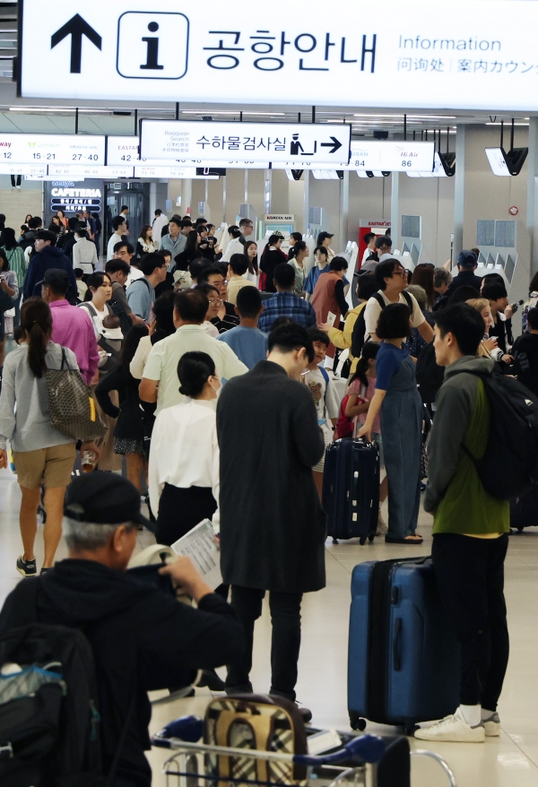 김포공항에서 이용객들이 이동하고 있다. (사진=연합뉴스)