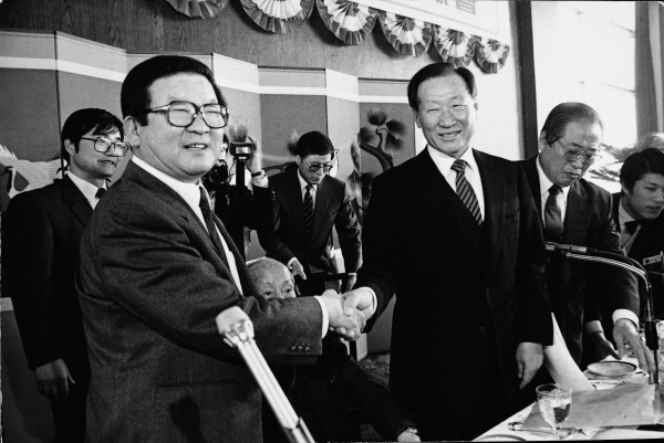 1987년 2월 제26차 전경련 정기총회에서 18대 회장에 추대된 구자경 회장(왼쪽)이 정주영 전임회장으로부터 축하를 받고 있다. (사진=LG그룹)