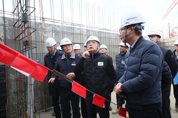 이한준 LH사장(맨 앞줄 오른쪽에서 두번째)이 지난 19일 화성향남2 A22BL 아파트 건설현장을 방문해 건설혁신 이행현황을 점검하고 있다. (사진=LH)