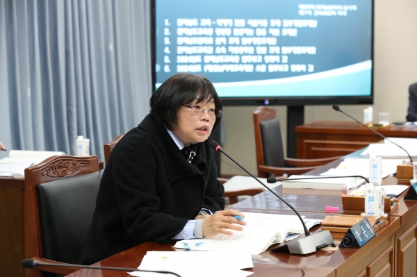 장은영 의원이 지난 24일 교육위원회 회의에서 질의하고 있다. (사진=전남도의회)