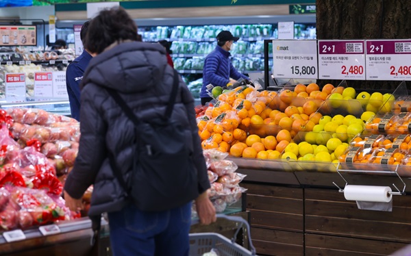 서울 시내 대형마트 과일 판매대에서 시민이 과일을 고르고 있다. (사진=연합뉴스)