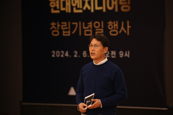 홍현성 현대엔지니어링 대표이사가 지난 6일 서울 종로구 계동 본사에서 열린 '현대엔지니어링 창립 50주년 기념식'에서 100년 기업 도약을 위한 미래 비전인 'NEXT HEC(Hyundai Engineering Co.,Ltd)'을 공개했다. (사진=현대엔지니어링)