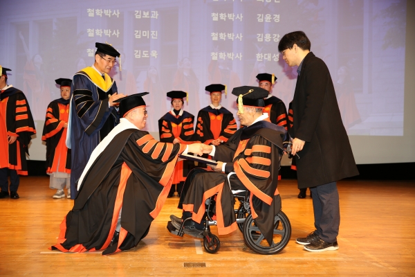 윤재웅 동국대 총장(맨 앞 왼쪽)이 박사 학위수여자에게 학위를 수여하고 있다.(사진=동국대)