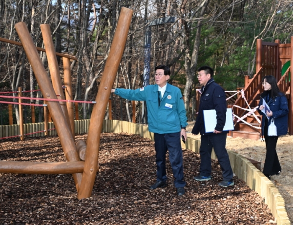 정종복 기장군수가 소두방공원 놀이시설을 점검하고 있다.