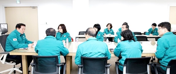 최대호 안양시장이 20일 의료공백에 따른 '비상진료대책 점검회의'를 개최하고 있다. (사진=안양시)