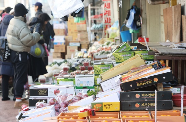 서울 한 전통시장에 과일이 진열돼 있다. (사진=연합뉴스)