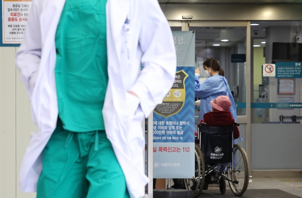 21일 오전 서울의 한 대형병원 응급의료센터에서 의료진이 이동하고 있다. (사진=연합뉴스)