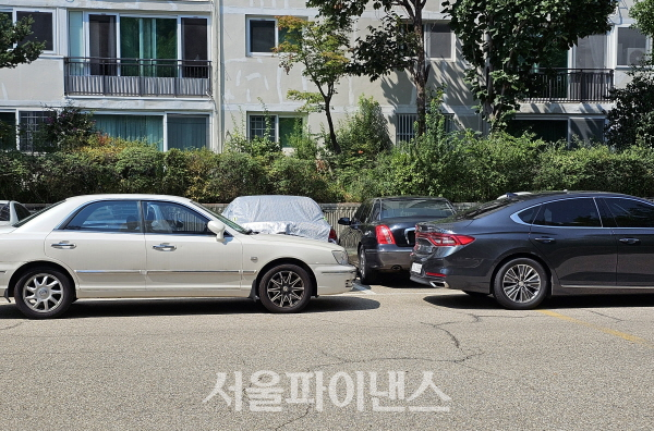 서울의 한 아파트 단지 내 주차장에 차량이 이중주차 돼 있다. (사진=박소다 기자)