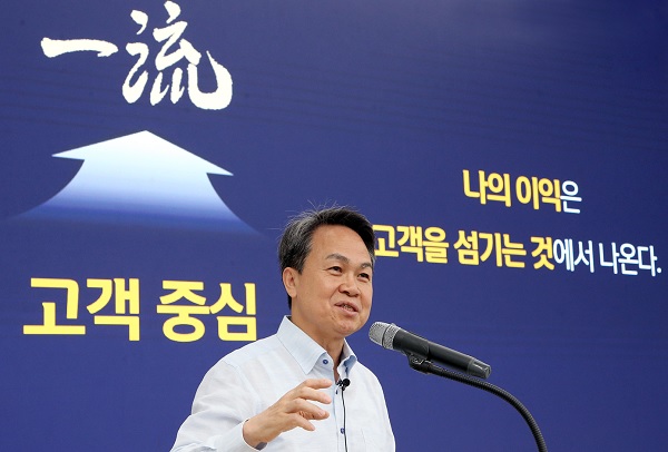 진옥동 신한금융그룹 회장이 3일 신한라이프 본사에서 진행된 'CEO 특강'에서 강연을 하고 있다. (사진=신한금융)