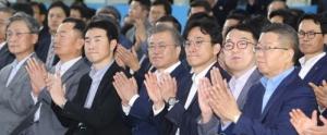 [전문] 文대통령 "제조업으로 경제부흥…'선도형'으로 패러다임 전환"