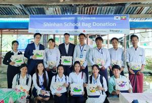 신한카드,  '해외아동 책가방 만들기' 봉사활동