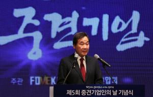 李 총리 "중견기업, 한국 경제 새 동력···규제 담대히 풀 것"