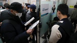 '1천만원 코로나 대출' 신청 폭주···'재원 바닥날라' 연일 장사진
