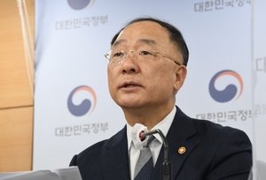 [전문] 홍남기 "우크라 사태 피해기업에 긴급 금융 2조 지원"