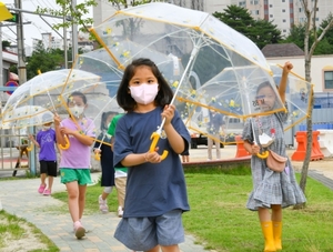 현대모비스, 어린이 빗길 안전 위해 '투명우산 10만개' 배포