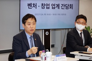 금융위원장 "핀테크 자금지원 확대···규제혁신 병행"